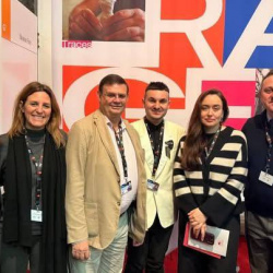 photo_5231399235050215749_x