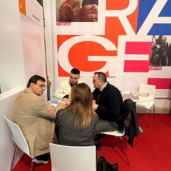 photo_5231399235050215750_x